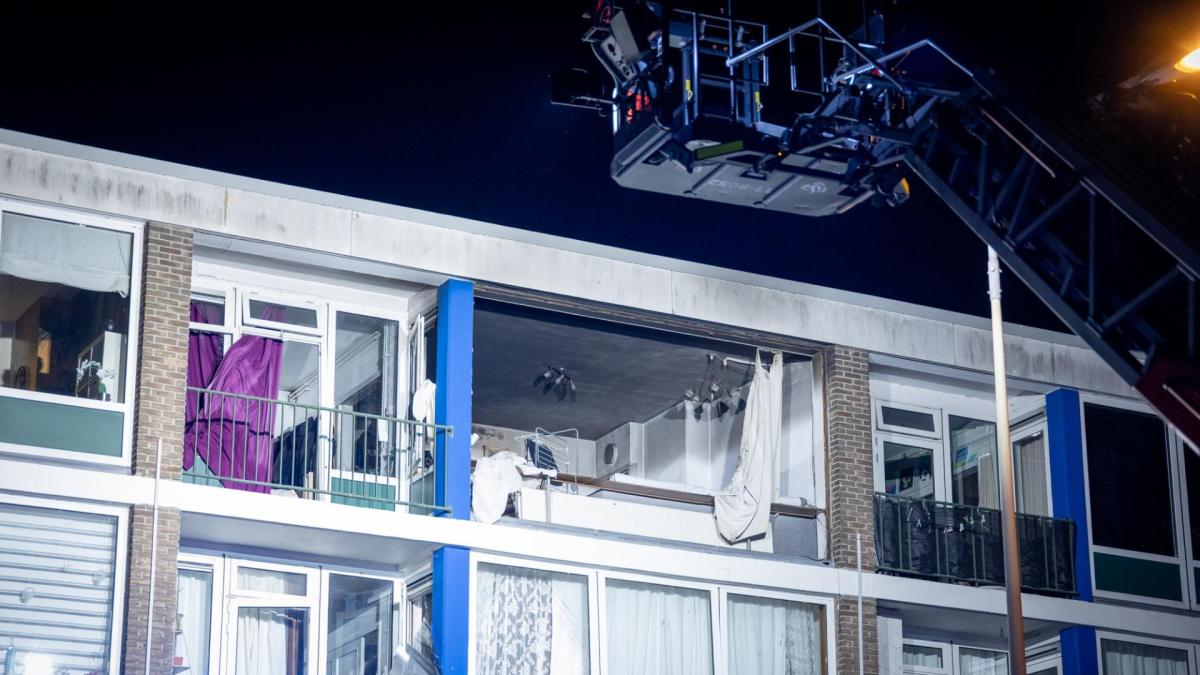 Explosie blaast gevel uit Zaanse flat, meerdere woningen ontruimd