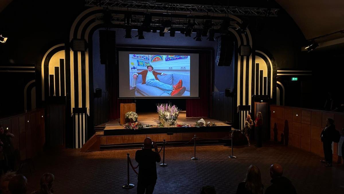 Laatste groet aan acteur Peter Faber, rouwstoet rijdt dwars door Amsterdam