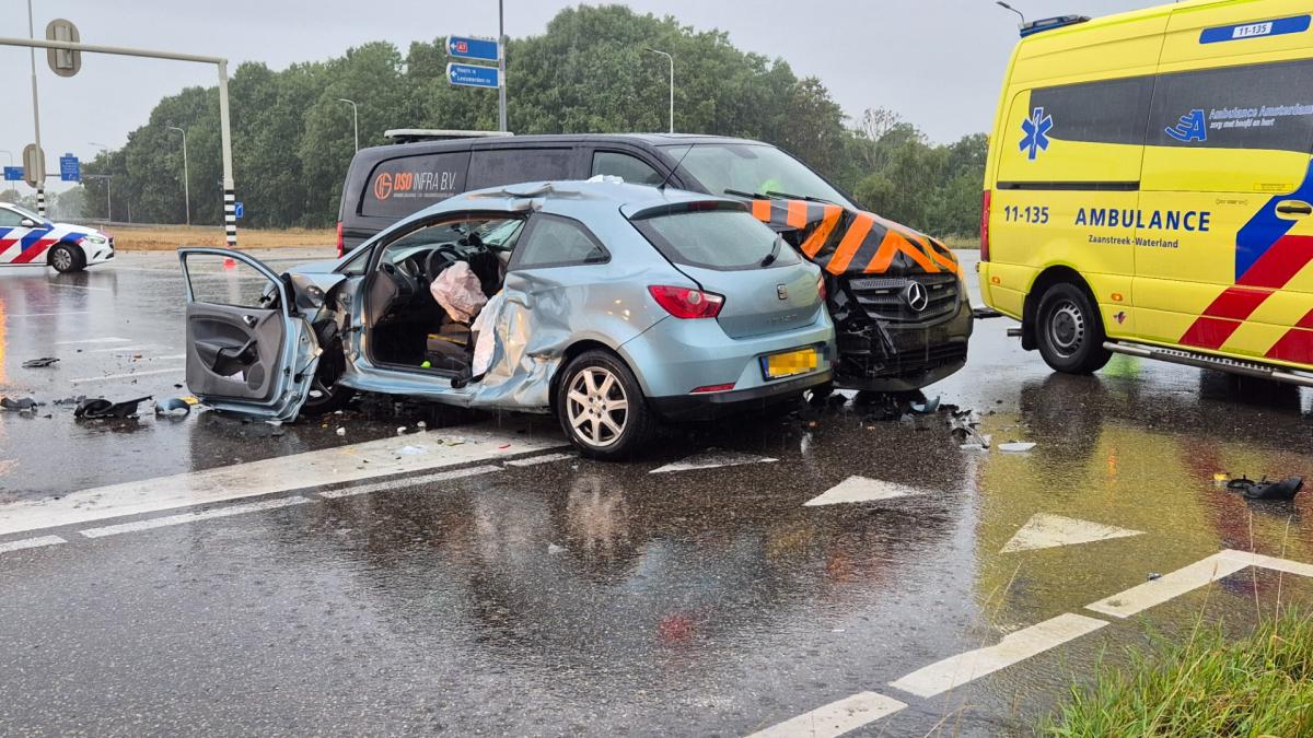 Defecte verkeerslichten zorgen voor flink ongeval met vier auto's op N244