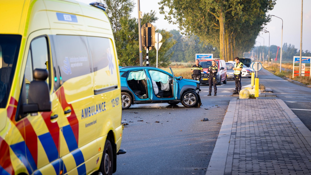 Driver cut from car after serious crash in Hoofddorp