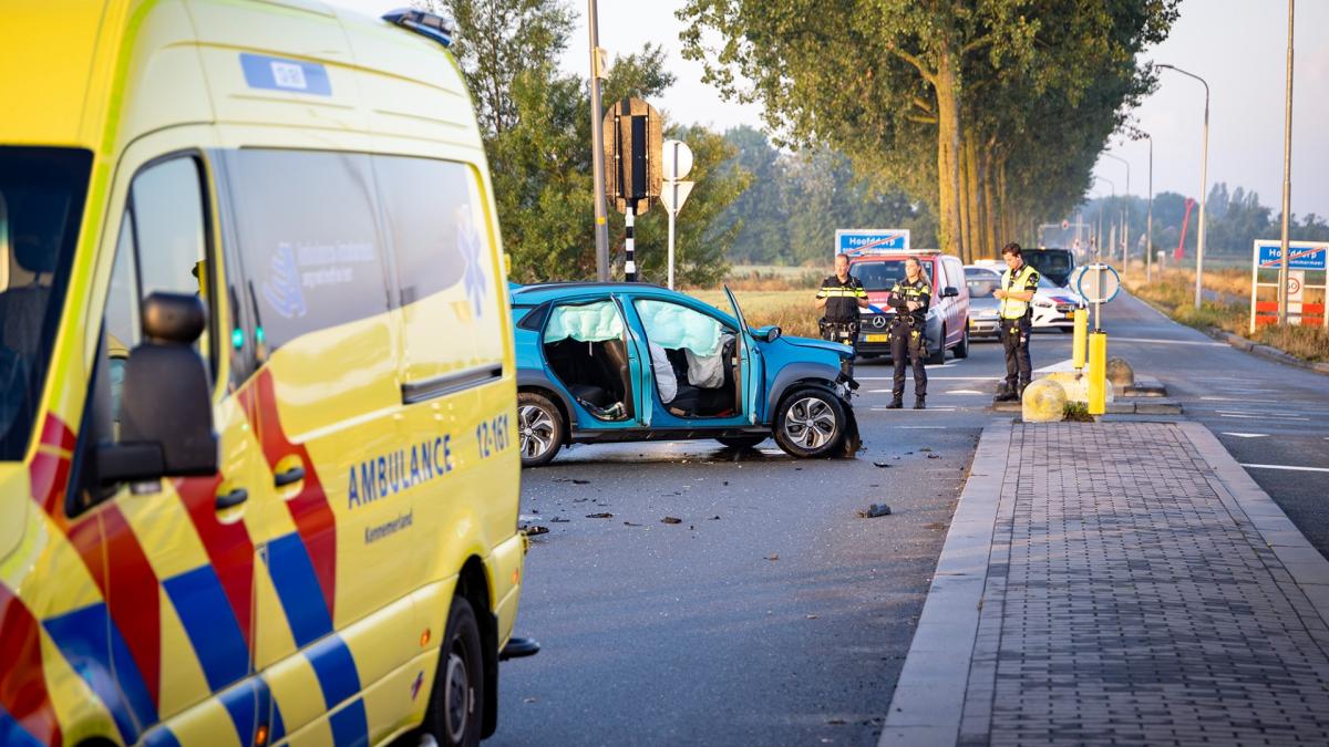 ?? Bestuurder uit auto geknipt na harde botsing • Auto volledig uitgebrand in Zwanenburg