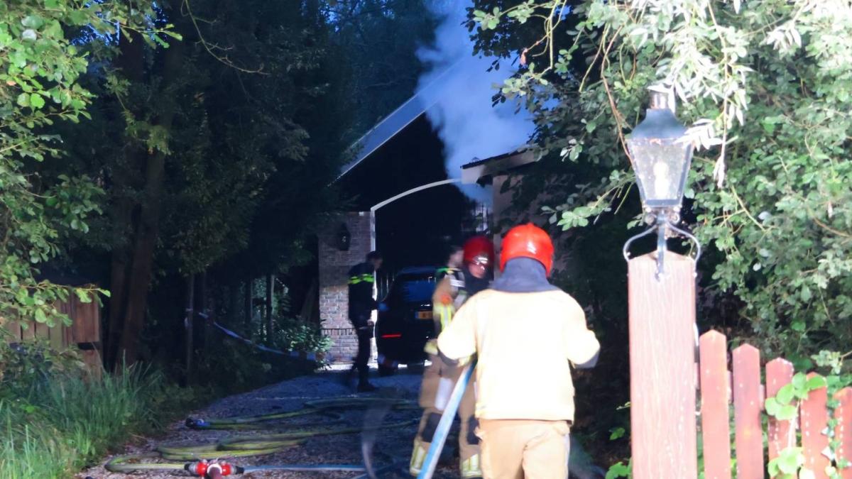 Woningbrand in Kortenhoef, politie doet onderzoek