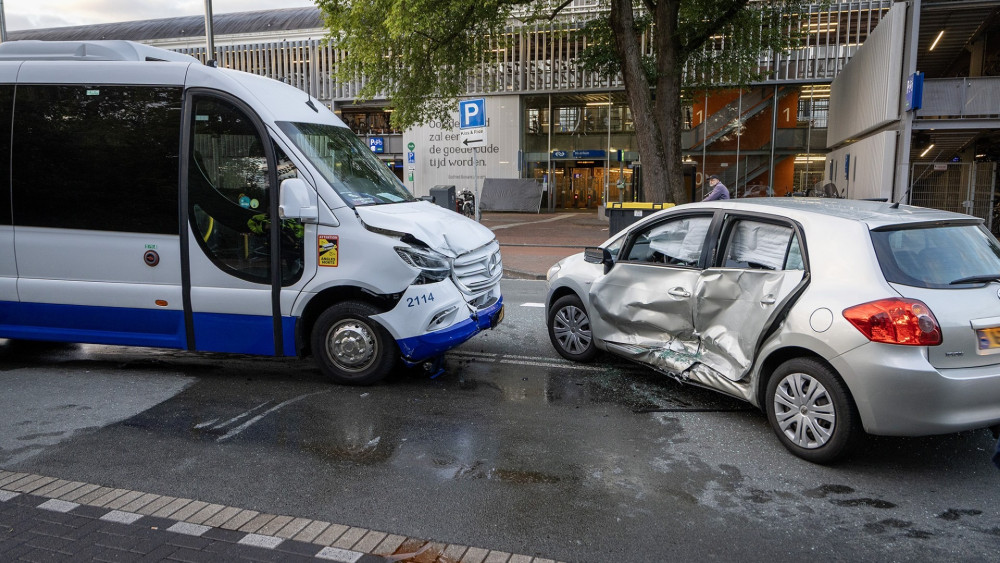 Van crashes into car in Haarlem, no injuries