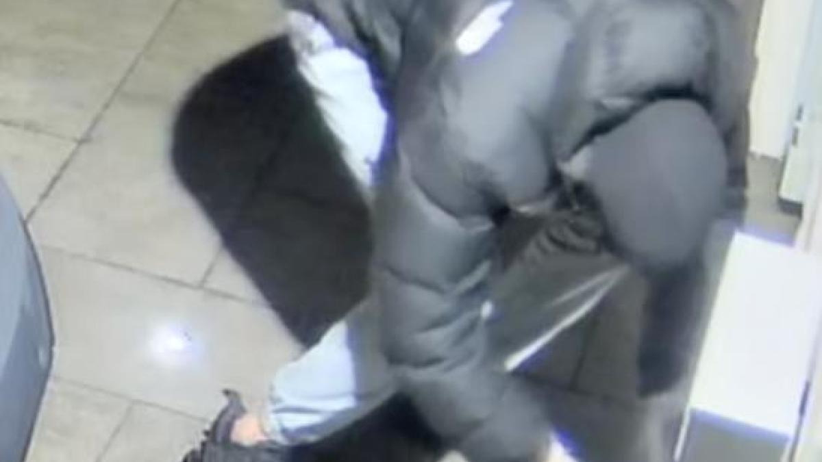 Politie deelt beelden: man legt explosief bij voordeur en schiet op woning in Amsterdam
