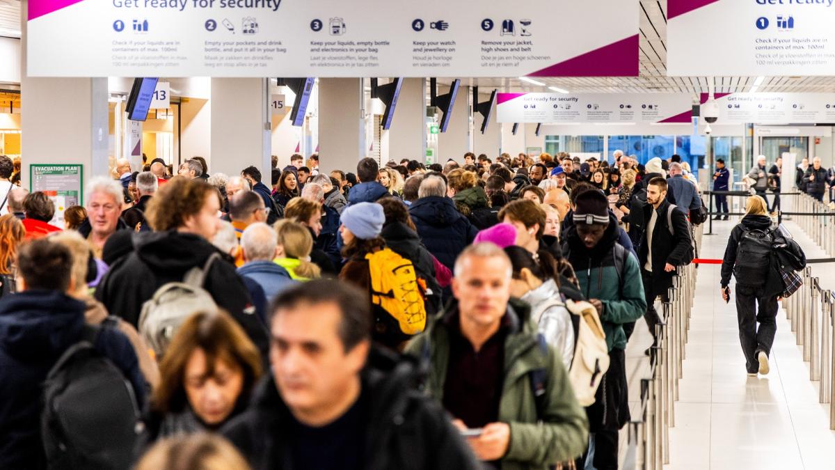 Lange rijen verwacht op Schiphol: beveiligers staken morgen drie keer