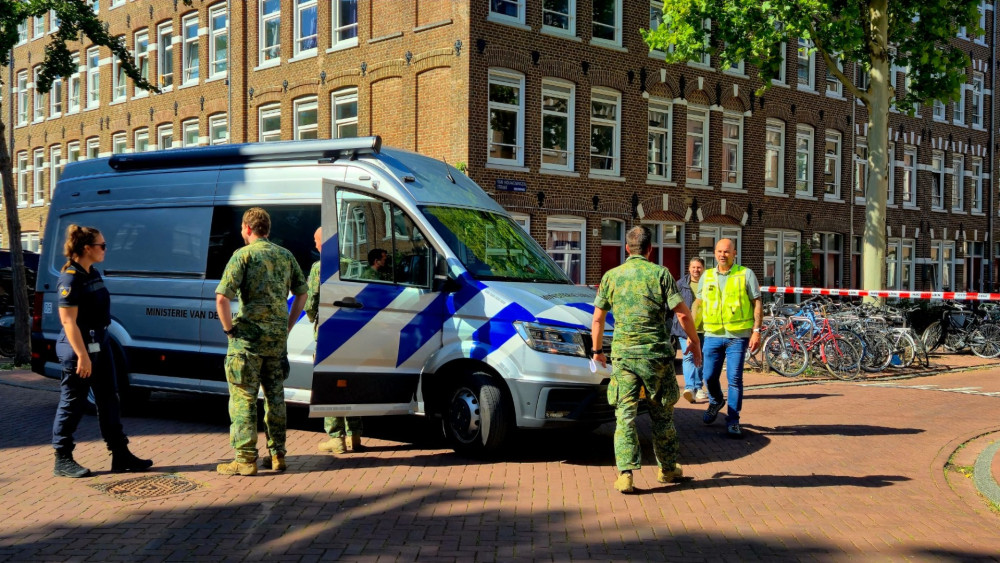 Van Houweningenstraat in West cordoned off due to suspicious package, EOD deployed