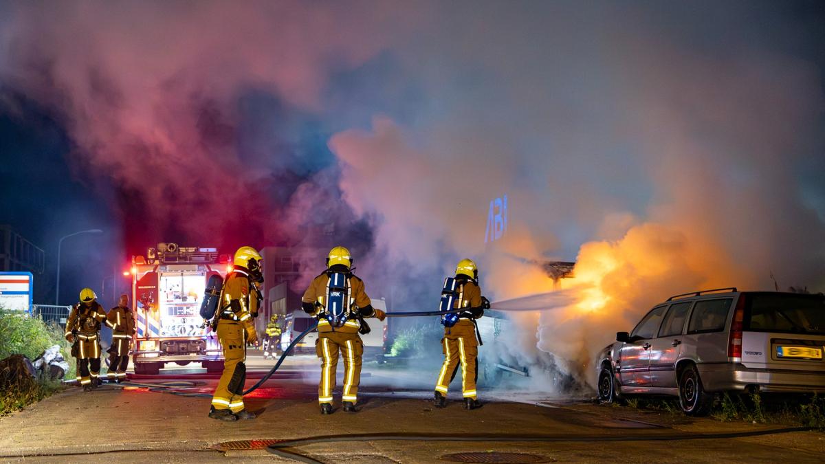 Twee auto's volledig uitgebrand in Haarlem, politie vermoedt brandstichting