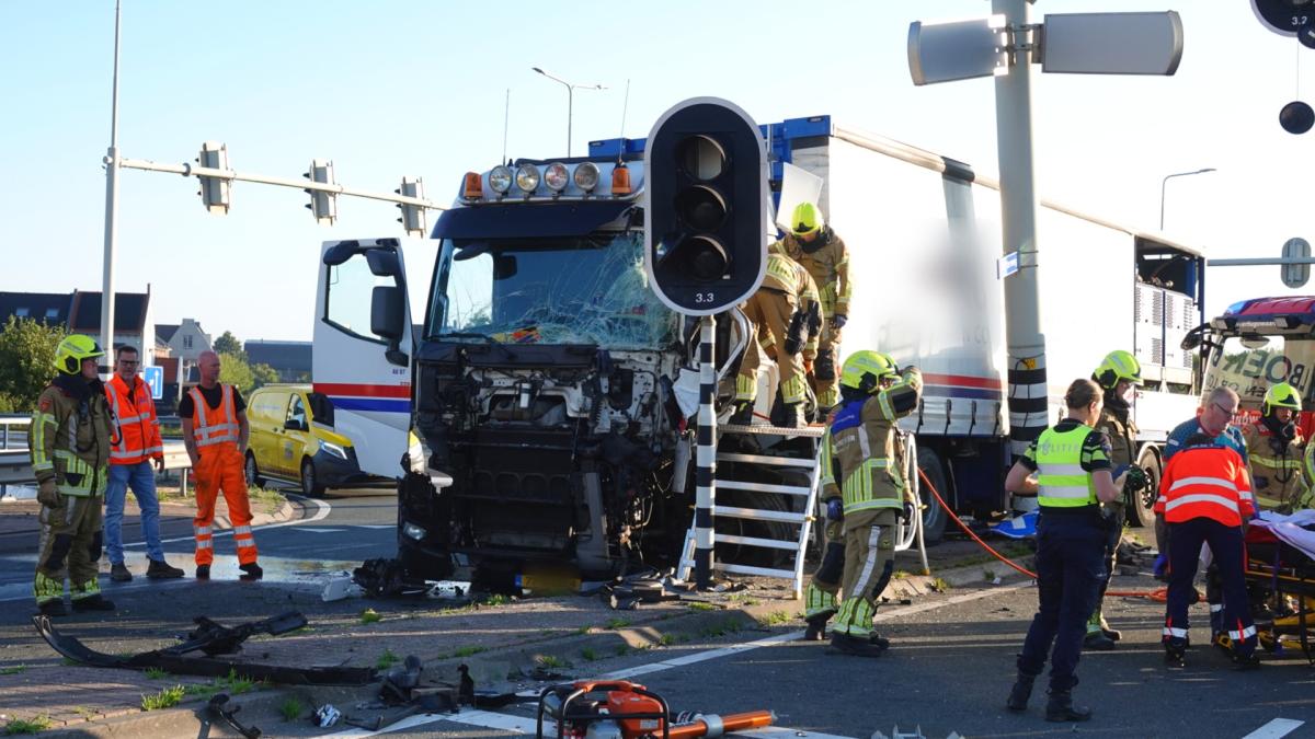 Ernstig ongeluk op N242 in Heerhugowaard, vrachtwagenchauffeur raakt bekneld