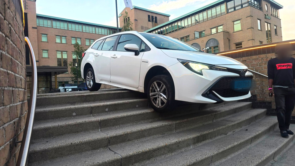Taxi gets stuck on stairs