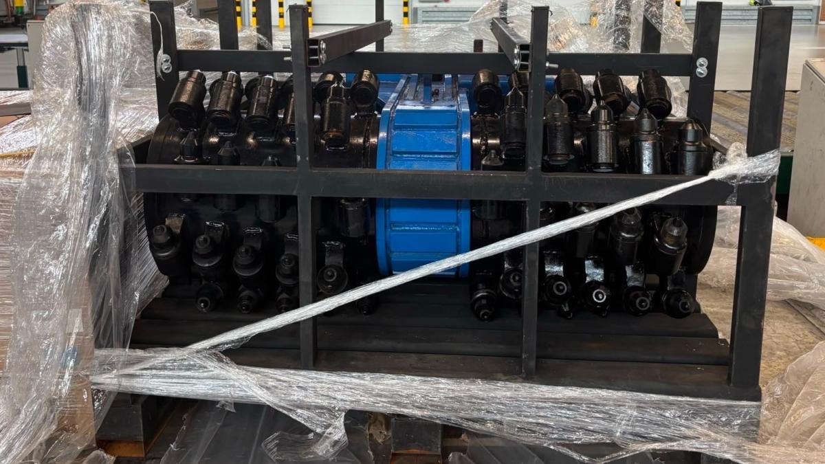 Douane ontdekt met behulp van speurhonden en scan cocaïne in graafmachine
