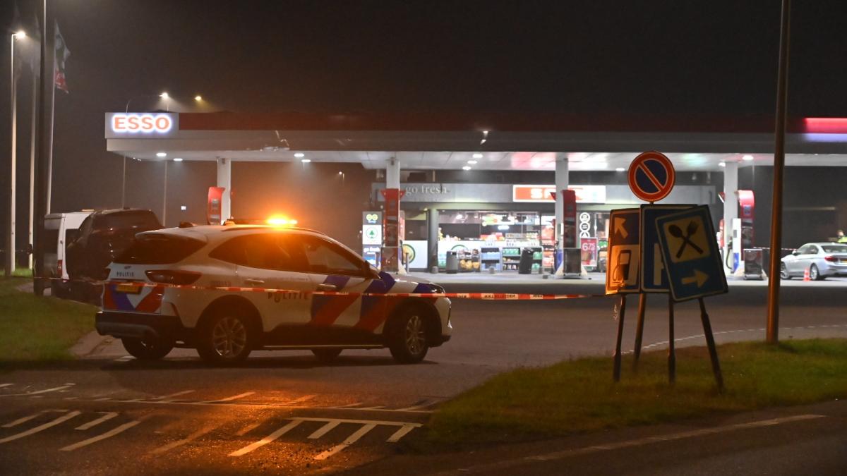 Twee overvallers slaan toe bij tankstation langs A9, medewerker bedreigd