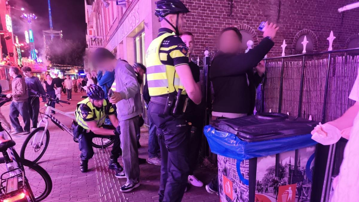 Extra politie-inzet op Alkmaarse kermis levert messen en vuurwapen op