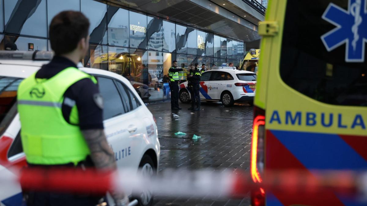 ?? Verdachte steekpartij Amsterdam Centraal wordt morgen voorgeleid • Man (28) opgepakt voor bezit l