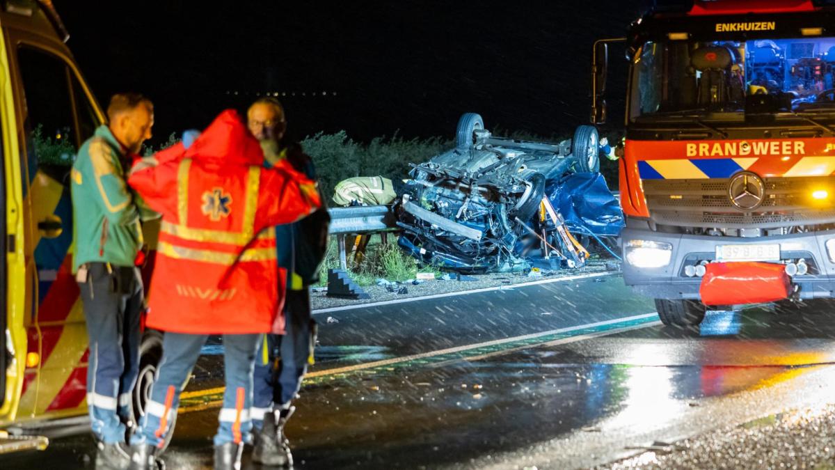 Drie doden bij zwaar ongeluk op Houtribdijk bij Enkhuizen, acht mensen betrokken