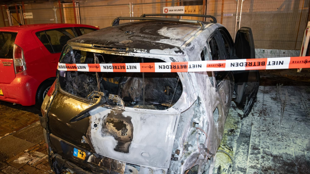 🔴Opnieuw autobrand in buurt Beverwijk • Man met bivakmuts gezocht na brandstichting Velserbroek