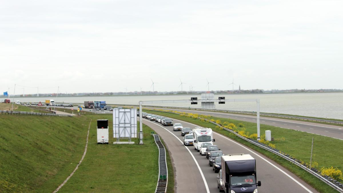 Provincie Flevoland onderzoekt verkeersveiligheid op Houtribdijk