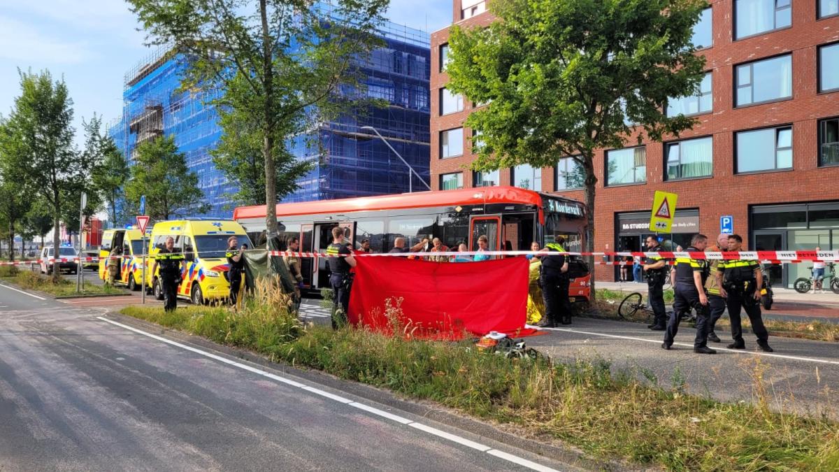 Vrouw (66) die zwaargewond raakte bij aanrijding met bus in Amsterdam overleden