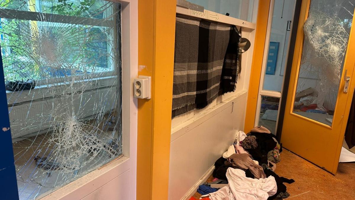 Groep mannen met knuppels en wapens belaagt krakers: 