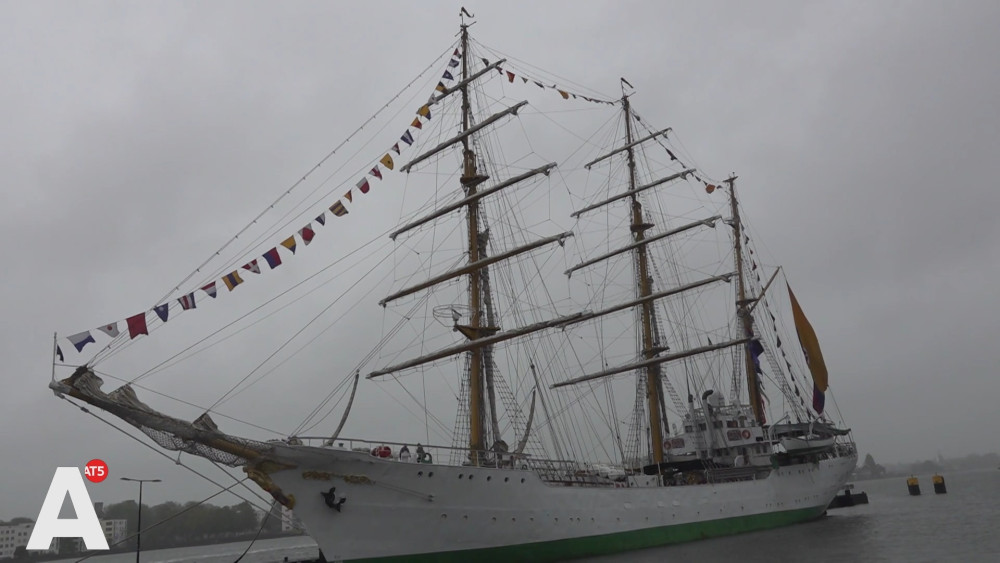 Colombian navy ship anchored at Amsterdam Central Station: "A piece of our homeland is here"