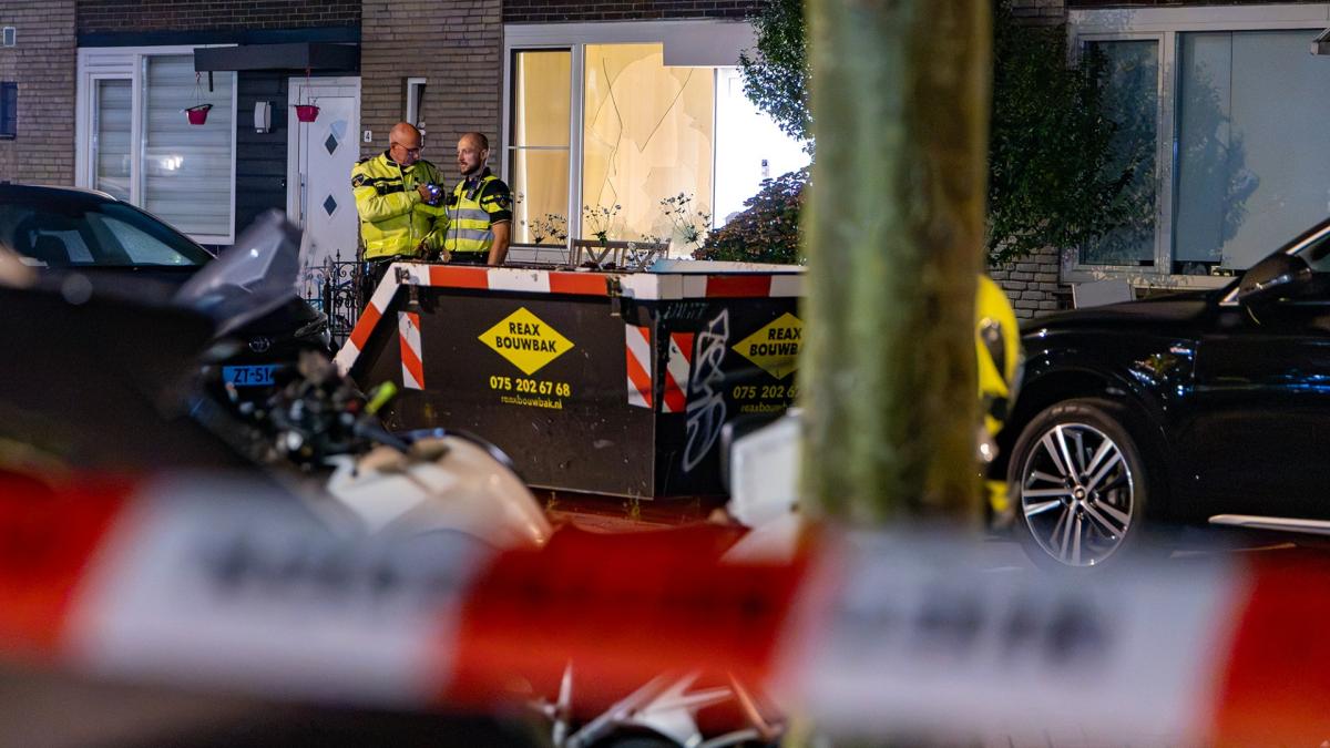 Wéér raak in Zaandam: explosie bij huis