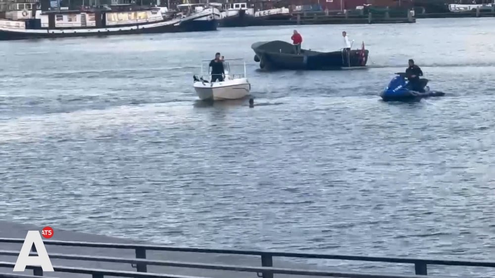 Police on jet ski rescue injured man from Oosterdok