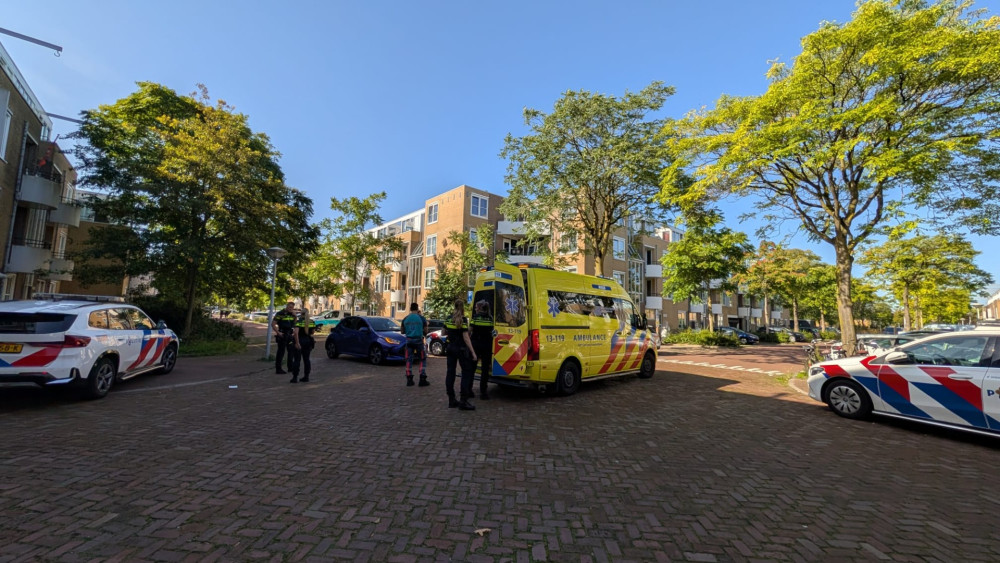 Woman stabbed on street in Noord, police searching for suspect