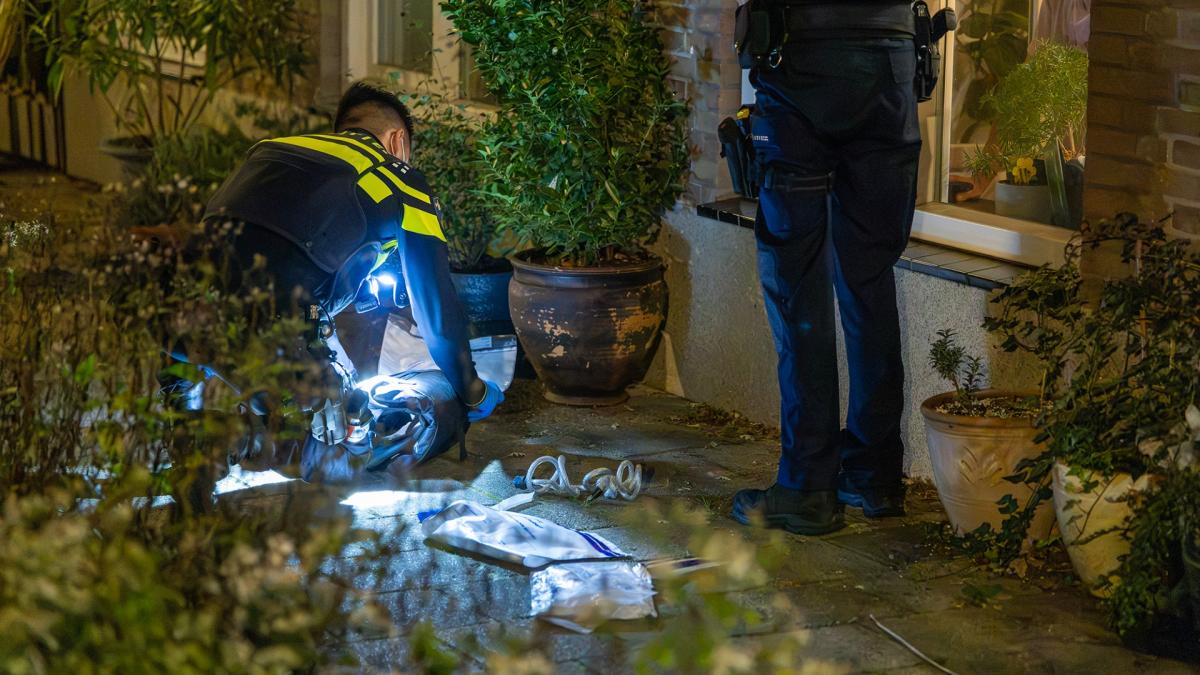 Bewoner staat oog in oog met inbreker en jaagt hem zijn huis uit