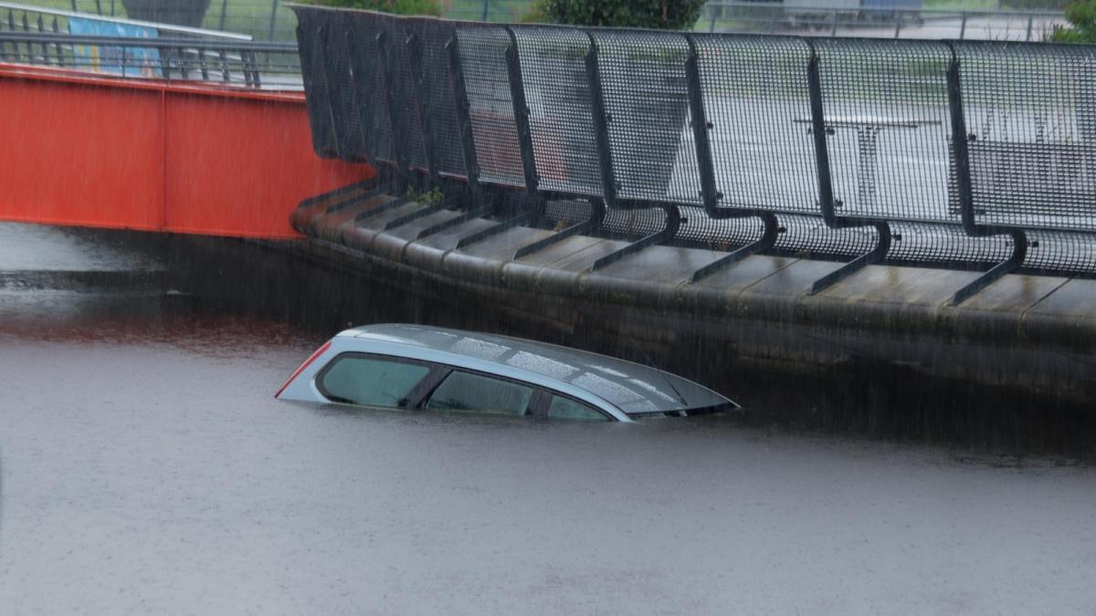 Opnieuw auto te water bij winkelcentrum Cruquius