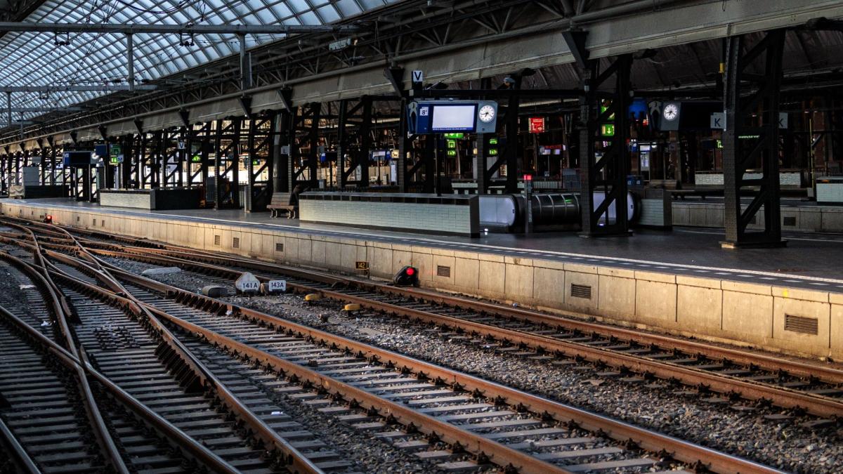 ?? Liveblog: openbaar vervoer plat vanwege staking