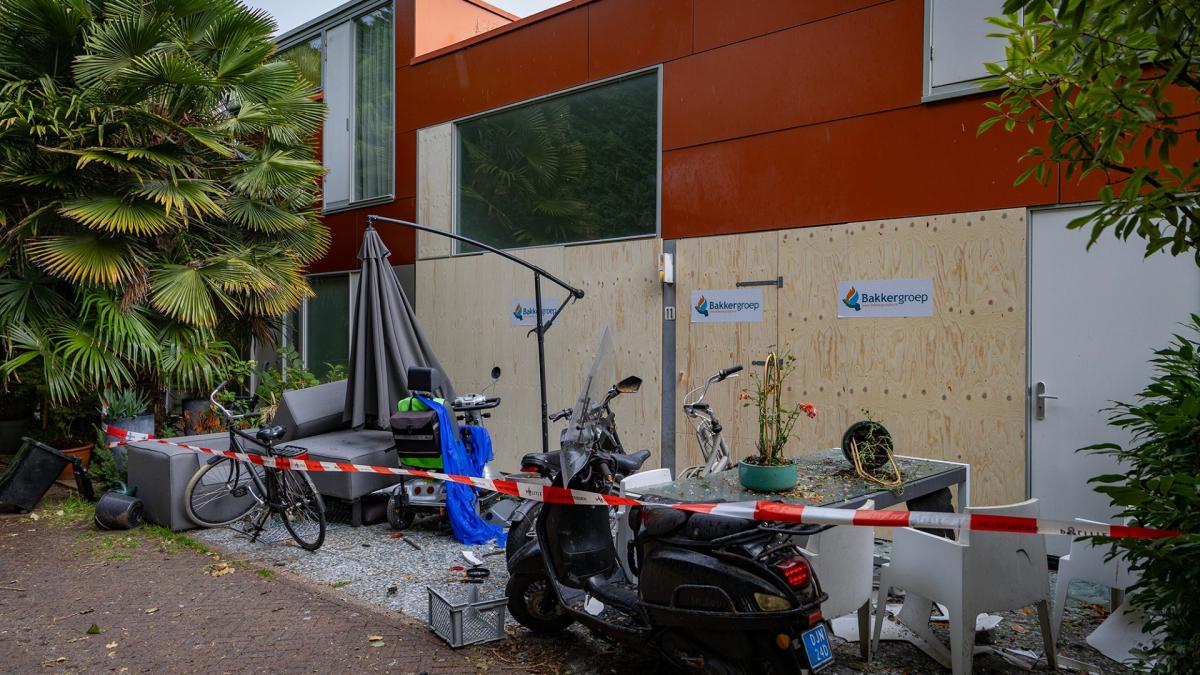 Explosie blaast voordeur woning in Haarlem naar binnen, bewoners ongedeerd