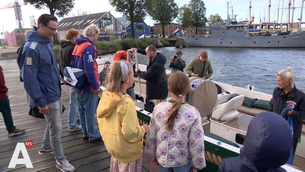 Primary school students cross the IJ in a sloop: "It feels like a school trip"