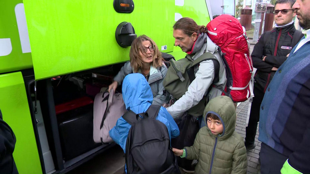Crowds at FlixBus as international trains also remain grounded: "But it makes me carsick"