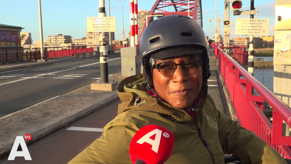 Bridge strike causes cycling exodus across Schellingwouderbrug: "Commute takes twice as long"