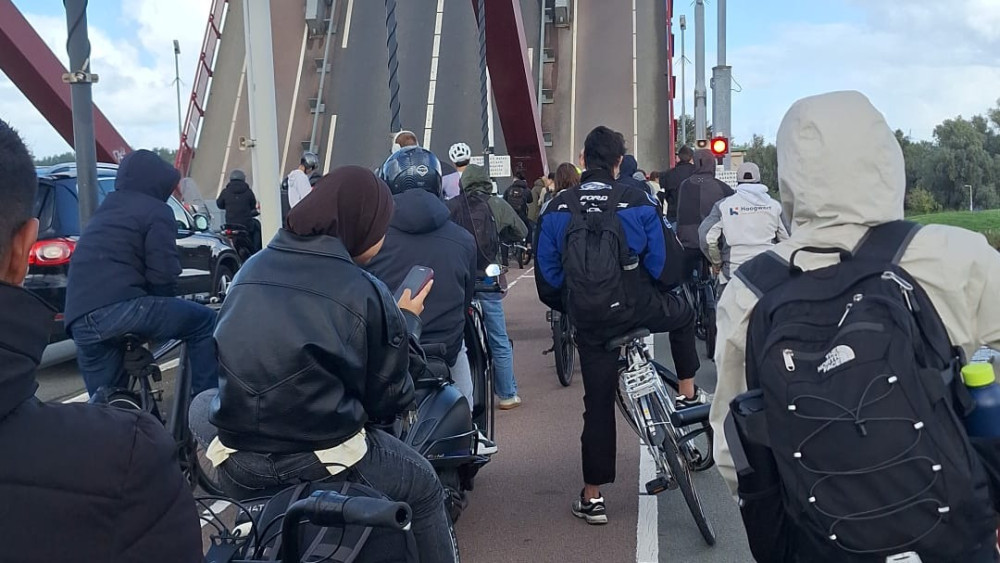 Schellingwouderbrug refuses to close, Amsterdam-Noord now completely inaccessible for cyclists