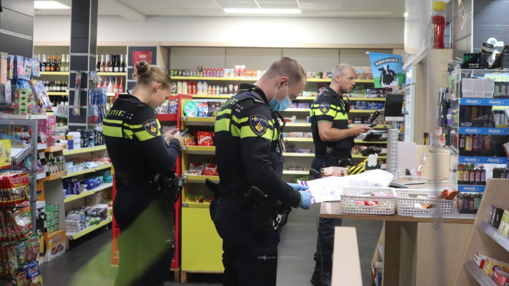 Armed robbery at convenience store on Van der Pekstraat