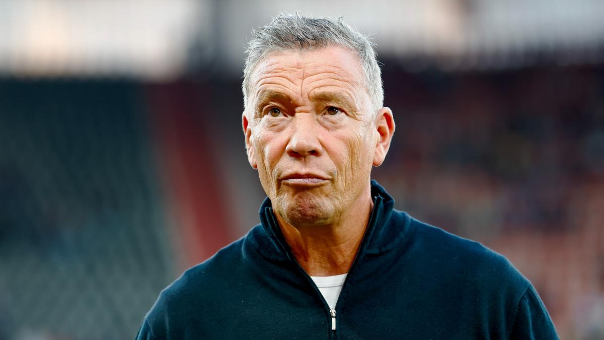 Opvallend relaxed is AZ-trainer Leeroy Echteld na eerste puntenverlies: 