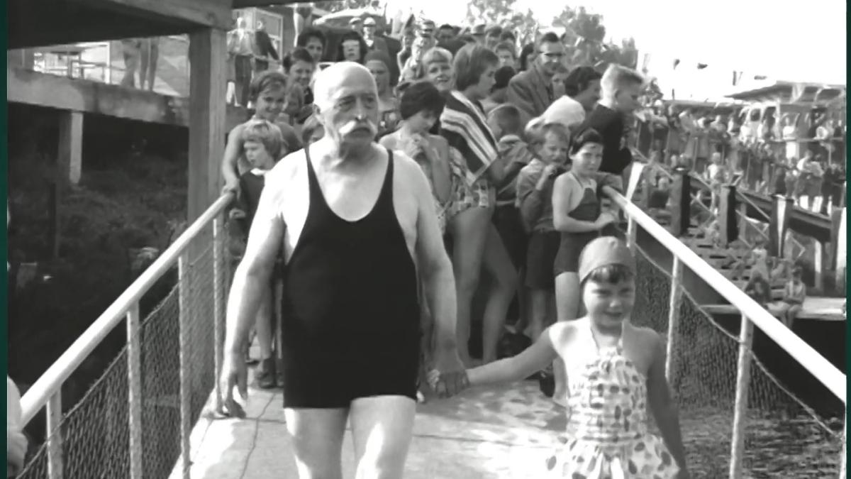 Historische beelden van zwemles in zee: man van 80 jaar behaalt diploma