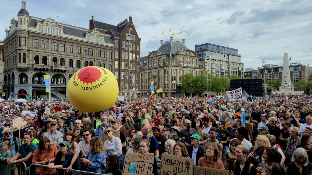 Thousands turn out for climate march: "Holy moly, stop with oil"