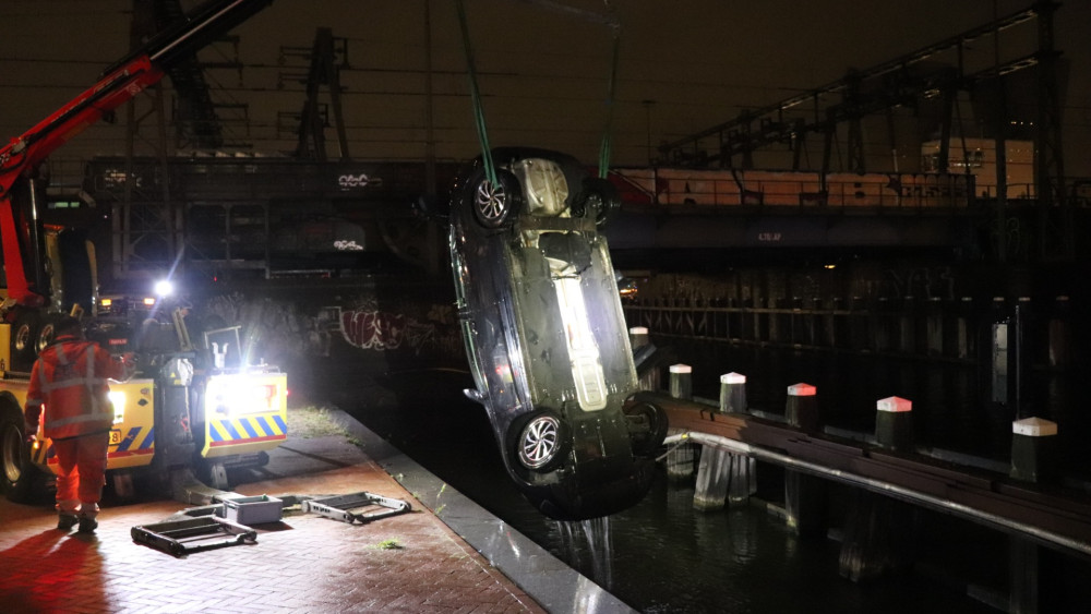 Divers pull man from car submerged in Oosterdokskade