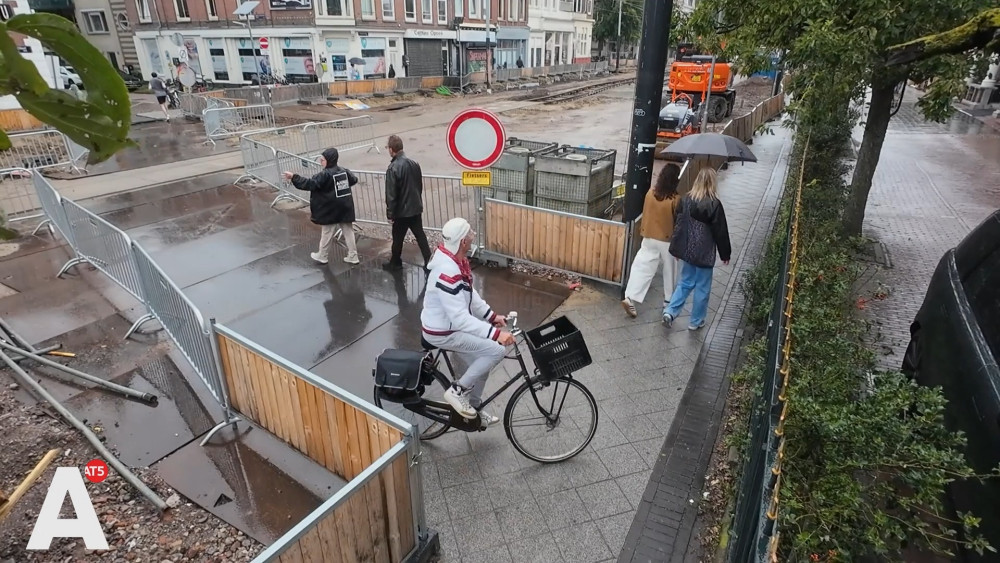 Cyclists choose their own path during Linnaeusstraat closure: "People make their own rules"