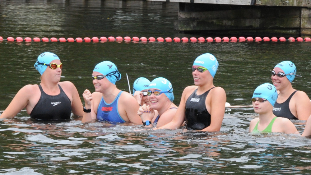 Swimmers brave the cold at Dutch Open Water Championships: "Nice temperature for me"
