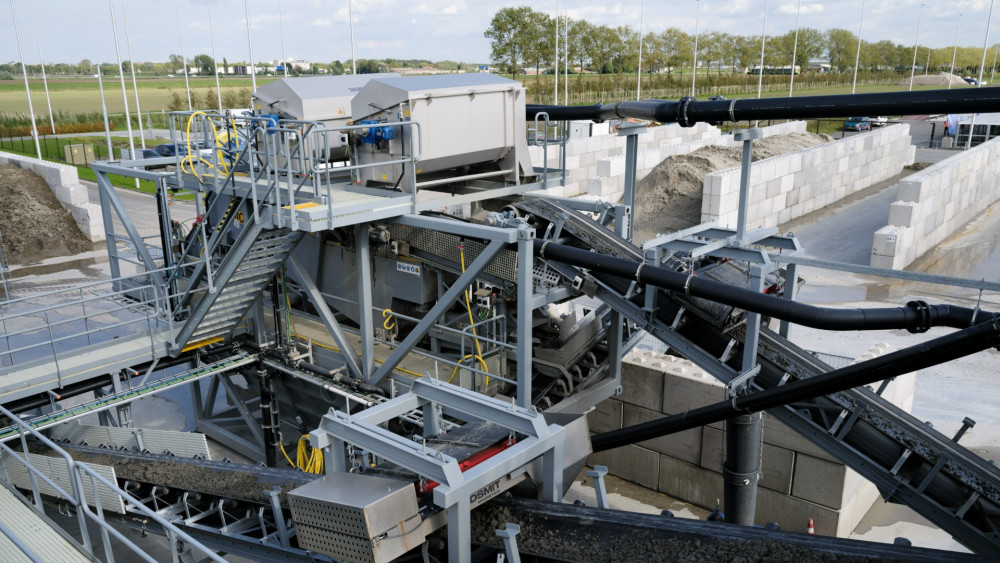 Schiphol begins cleaning 200,000 tons of contaminated soil in PFAS 'car wash'