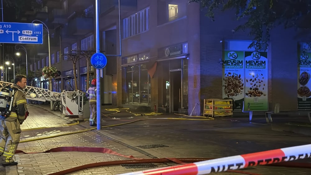 Grote brand in supermarkt in Amsterdam-West, meerdere woningen ontruimd Home