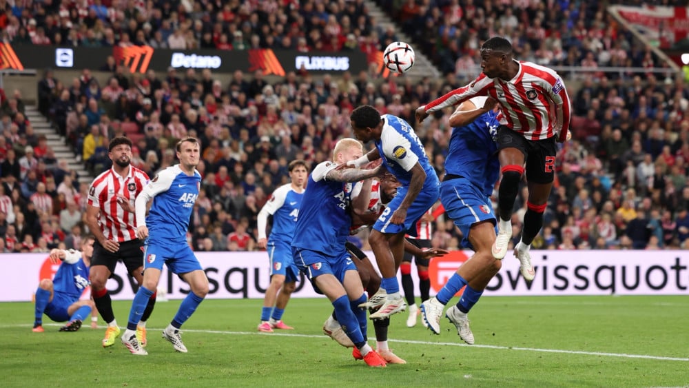 Lees terug: strijdend AZ verliest eerste Europese wedstrijd bij Sunderland Home
