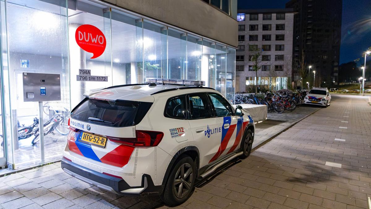 Bewoner studentencomplex probeert overvaller uit zijn woning te krijgen en raakt gewond