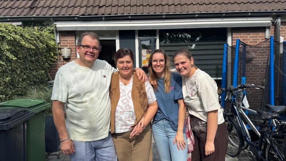 What it's like when your mother (54) has young-onset dementia: 'I will always take care of her'