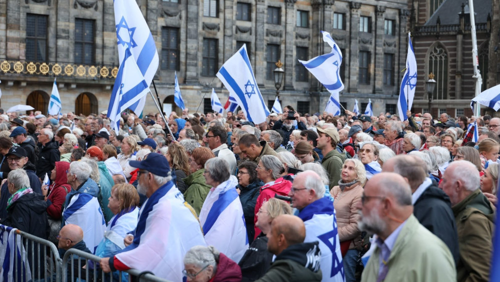 Hundreds attend Israel demonstration at Dam Square, heavy police presence