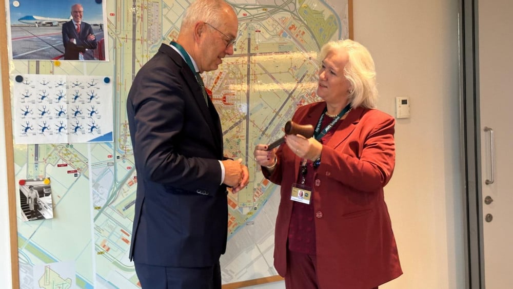 Mayor and Schiphol boss swap jobs for a day: 'Not to emphasize friendship'