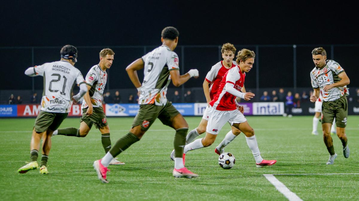 ?? Onthutsend zwak FC Volendam halverwege op achterstand bij Jong AZ