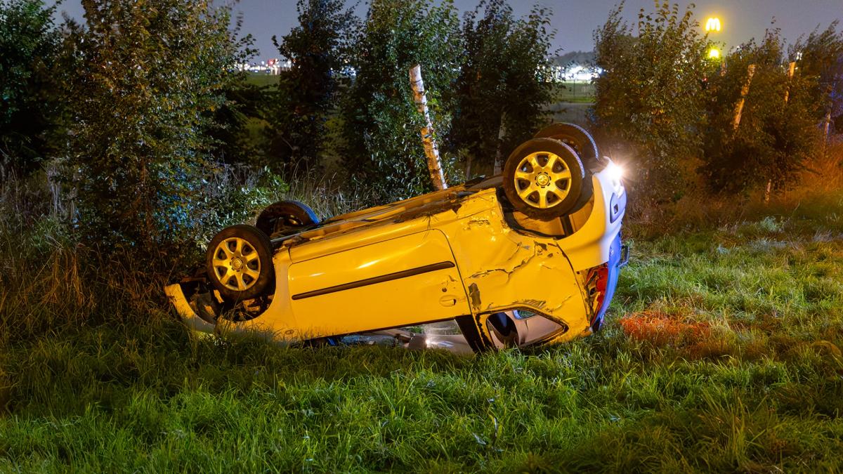 Auto slaat over de kop op Schipholweg